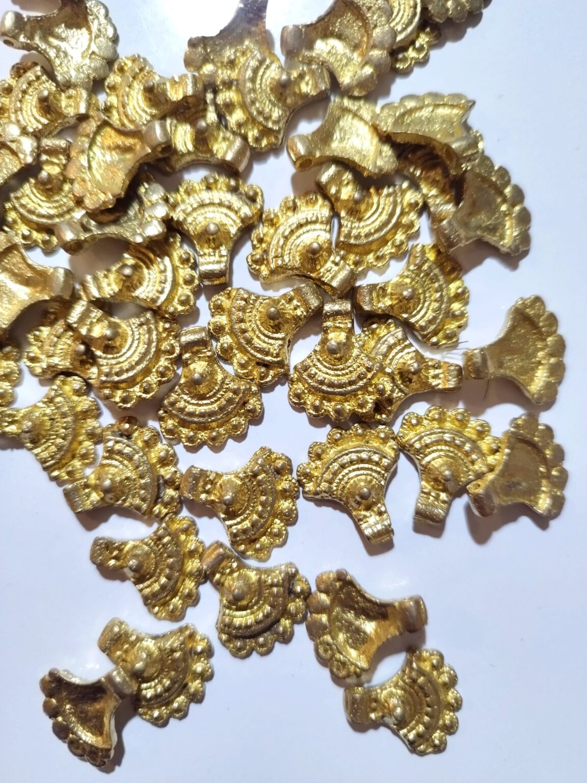 Brass Charms – Discover now: Explore hundreds of unique models in stock to elevate your jewelry and macrame creations.