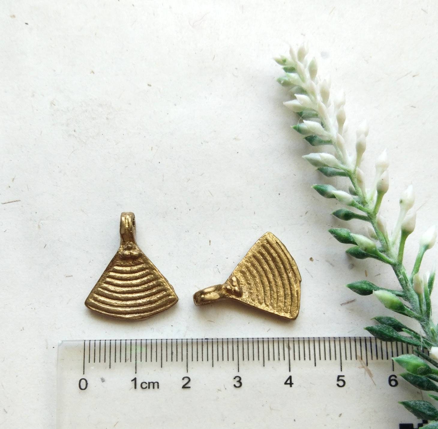 triangular charms – Discover today: Detailed image showcasing handcrafted triangular charms.