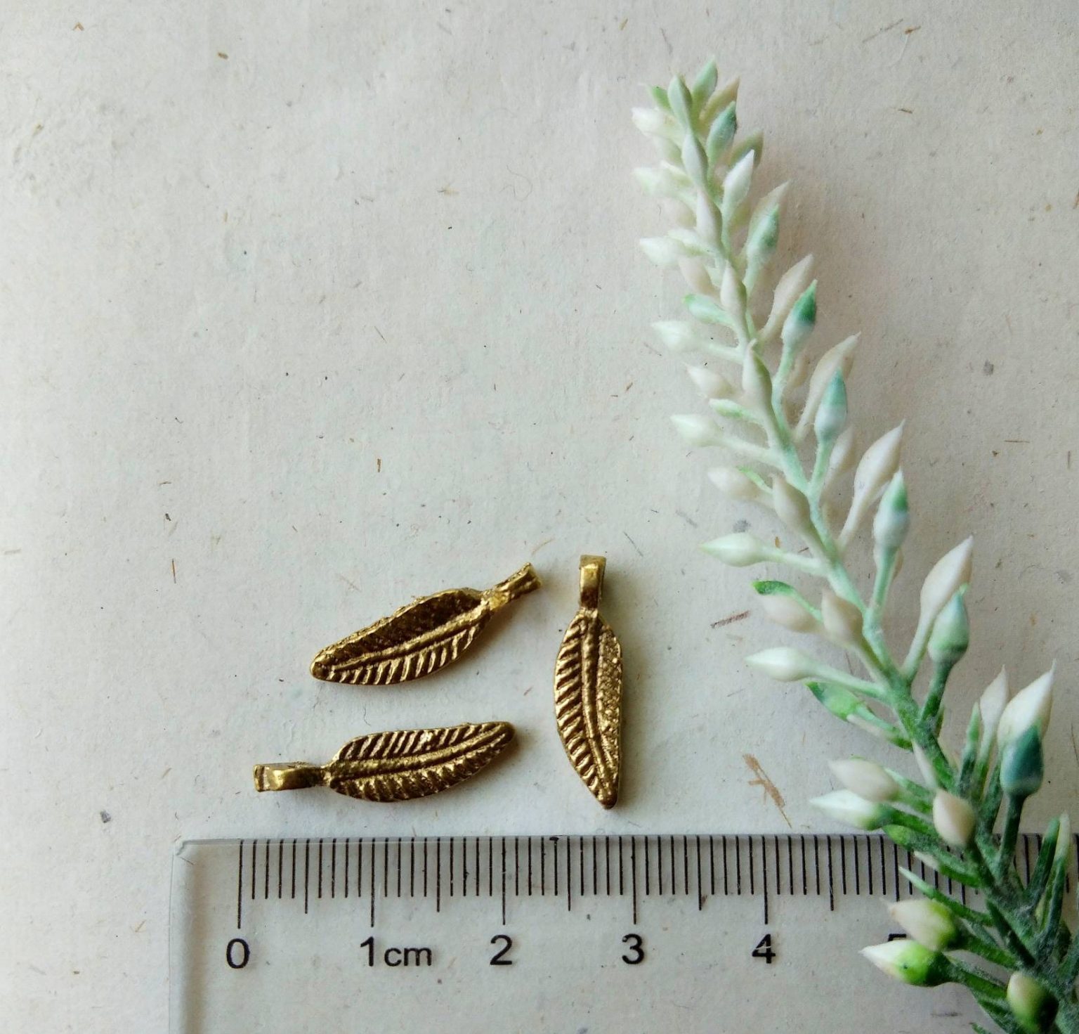 Mini feather charms – High-quality charms for earrings & bracelets.