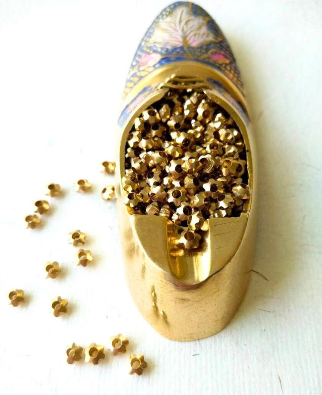 2MM Unique Brass Flower Tyre Beads