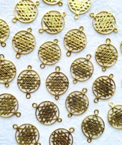 Sri Yantra Brass Charms – Macrame & Jewelry Supplies Sacred geometry meets timeless design in these Sri Yantra brass connectors. Featuring the iconic yantra pattern in antique gold-tone brass, these round openwork charms are perfect for spiritual jewelry, symmetrical macrame pieces, and boho crafts. Lightweight, symbolic, and easy to integrate into your projects. ✔️ Available in packs of 5, 10, or 20 ✔️ Silver finish available by request ✔️ Custom picks available for 50+ pcs – contact us Let your creativity flow with these powerful sacred geometry brass connectors! 🕉️