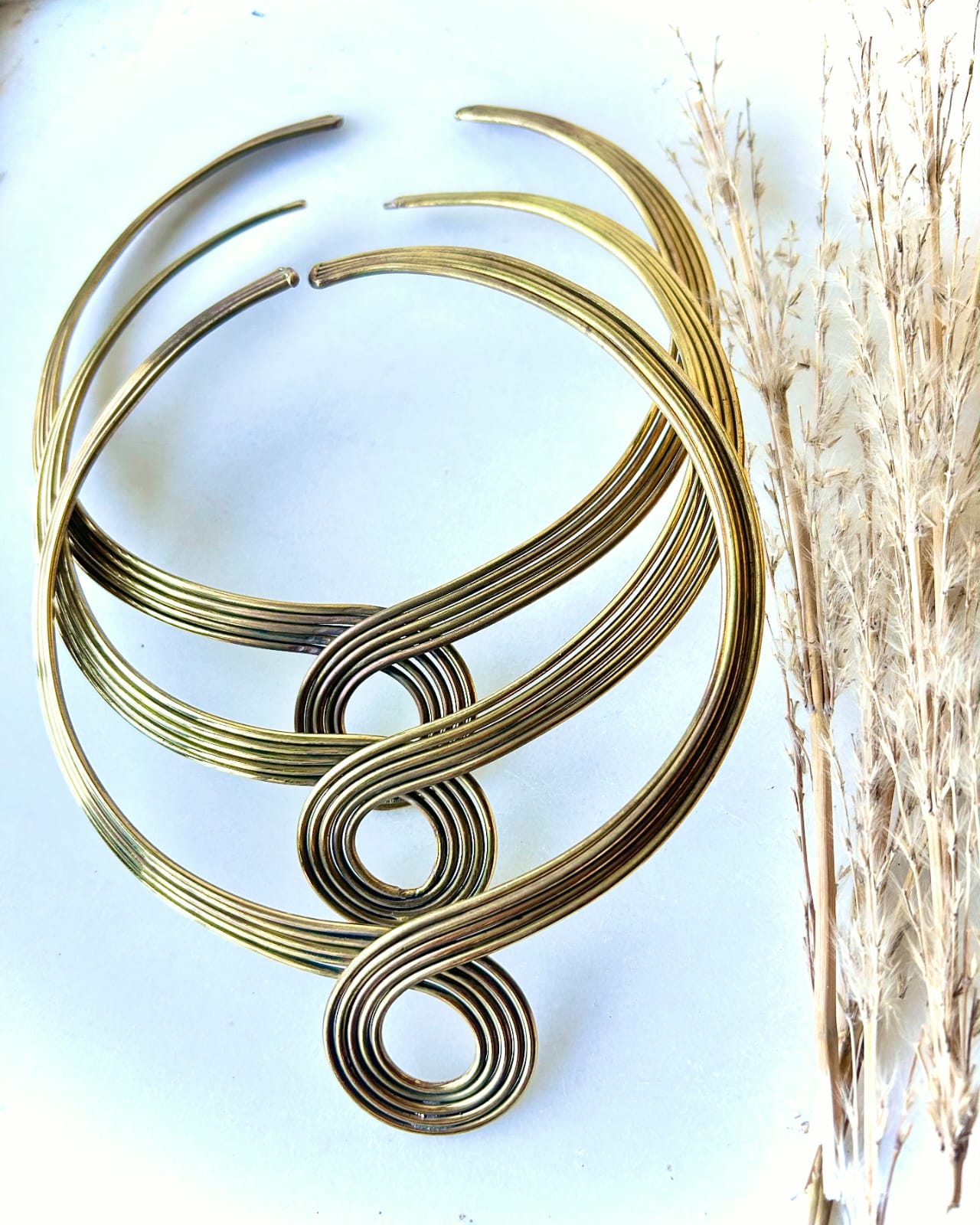 Central Spiral Detail Brass Choker Set